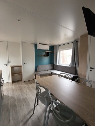 New mobile home under the pines close to all amenities. 4* campsite