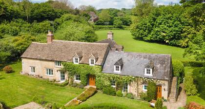 Stunning 5 bed Cotswold House Surrounded by Countryside Yet Close to Amenities