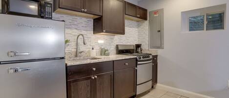 Réfrigérateur, micro-ondes, four, plaque de cuisson