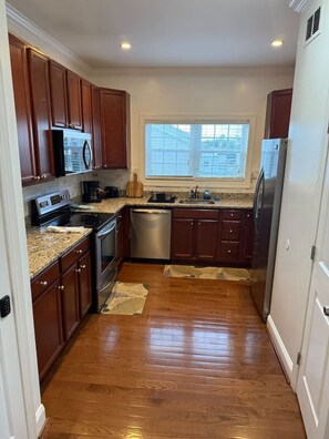 Jääkaappi, mikroaaltouuni, uuni, liesi