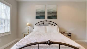 3 habitaciones, escritorio, tabla de planchar con plancha y wifi