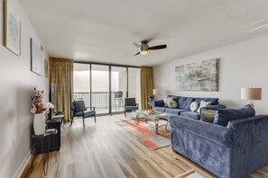 TV, fireplace - Oceanfront Luxury 3-Bd 3-Bh Condo N. Myrtle Beach (North Myrtle Beach)