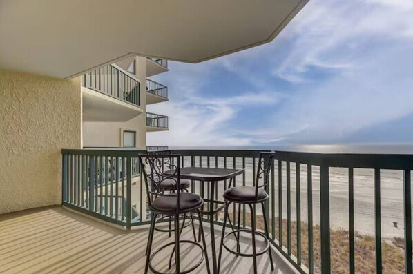 Outdoor dining - Oceanfront Luxury 3-Bd 3-Bh Condo N. Myrtle Beach (North Myrtle Beach)
