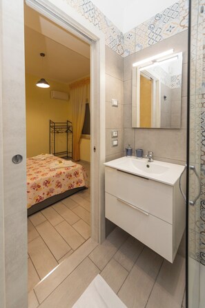 Classic Room | Bathroom | Shower, hair dryer, towels, soap - Vicolo 55 (Naples)