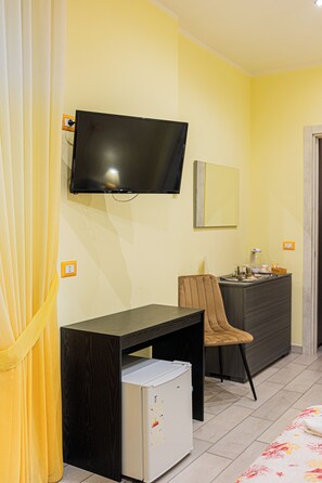 Classic Room | Blackout drapes, soundproofing, free WiFi - Vicolo 55 (Naples)