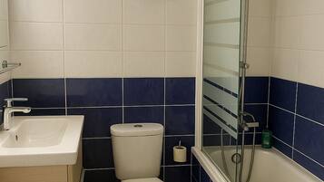 Hiustenkuivaaja, pyyhkeet, saippua, vessapaperi