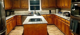  5-Bedroom 4 bath, Oasis with Pool, Outdoor Bar & Scenic Cloud Room