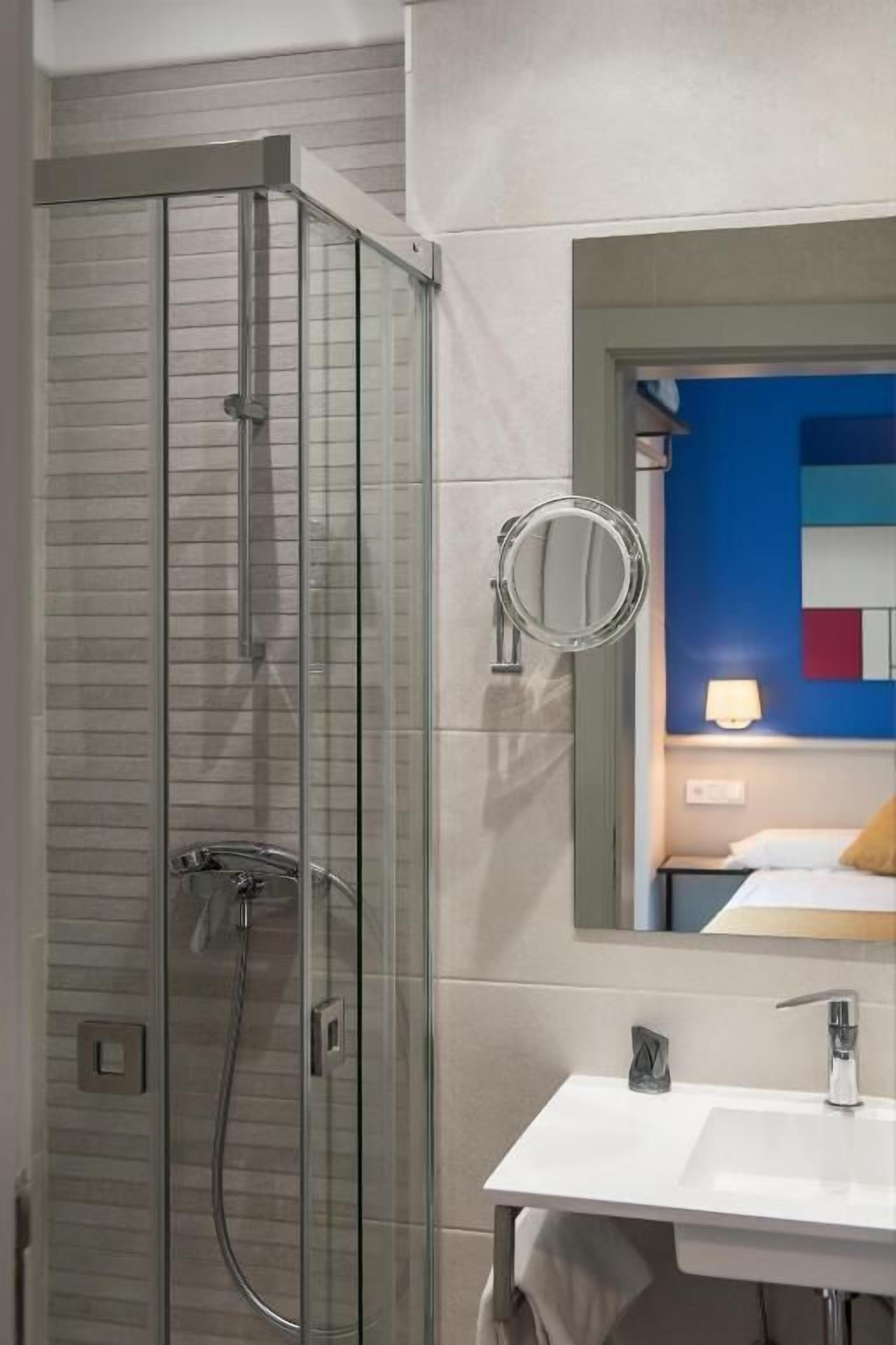 Dusj, toalettartikler (inkludert), hårføner og håndklær