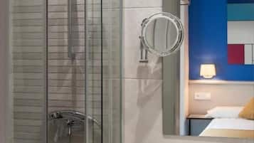 Dusj, toalettartikler (inkludert), hårføner og håndklær