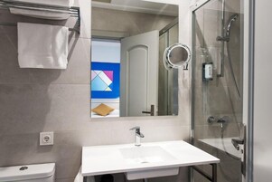 Ducha, artículos de higiene personal gratuitos y secador de pelo