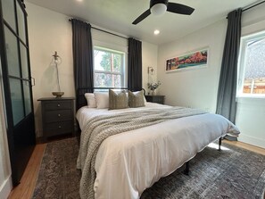 3 habitaciones, tabla de planchar con plancha, wifi y ropa de cama 