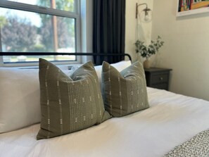 3 habitaciones, tabla de planchar con plancha, wifi y ropa de cama 