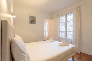1 bedroom, iron/ironing board, Internet, bed sheets - Saint-Dominique Gem – 5 Min Walk to the Eiffel Tower (Paris)