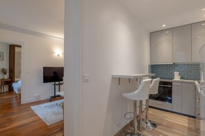 Fridge, oven, dishwasher, coffee/tea maker - Saint-Dominique Gem – 5 Min Walk to the Eiffel Tower (Paris)
