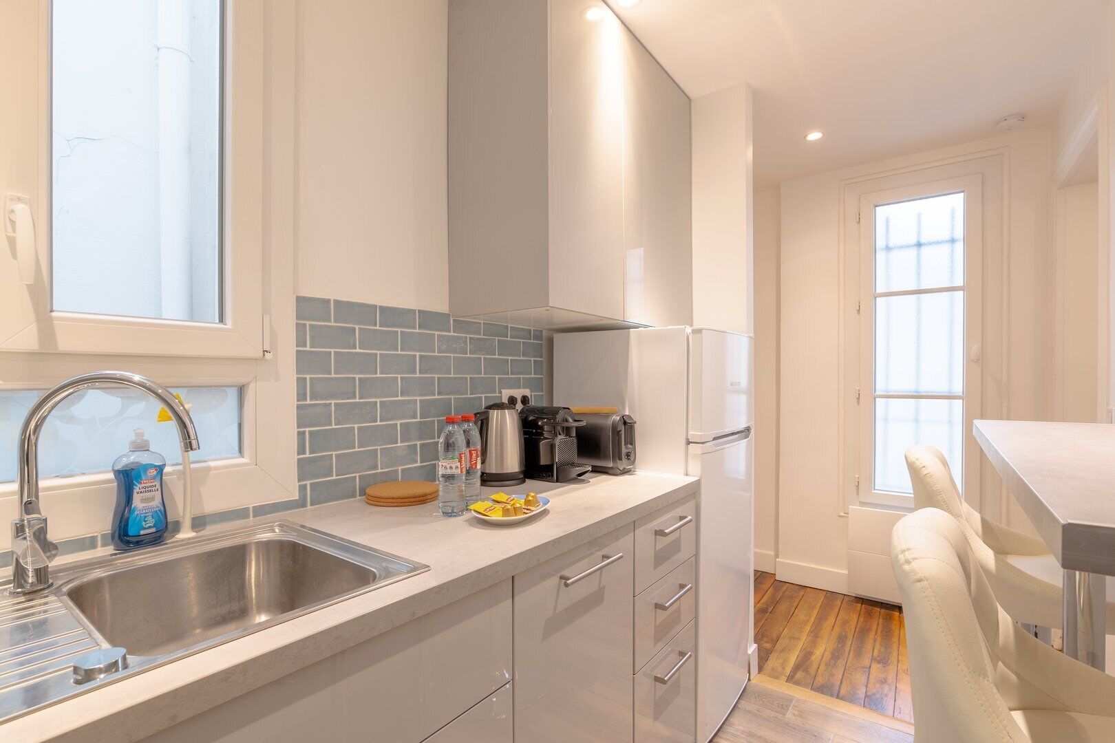 Fridge, oven, dishwasher, coffee/tea maker