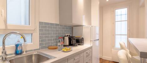 Kühlschrank, Ofen, Geschirrspüler, Wasserkocher mit Kaffee-/Teezubehör