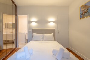 1 bedroom, iron/ironing board, Internet, bed sheets - Saint-Dominique Gem – 5 Min Walk to the Eiffel Tower (Paris)