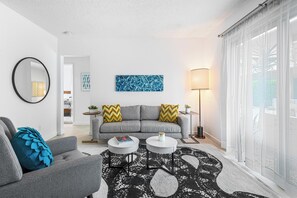 Living area - Charming 2-bedroom apartment in Palm Springs (Palm Springs)