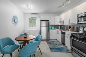 Private kitchen - Charming 2-bedroom apartment in Palm Springs (Palm Springs)
