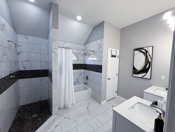 Secadora de cabello, toallas, papel de baño 