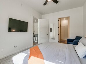 Tabla de planchar con plancha, cuna de viaje, wifi y ropa de cama