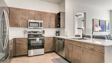Coffee/tea maker, fridge, microwave, oven