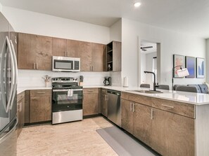 Cafetera y tetera, refrigerador, microondas y horno