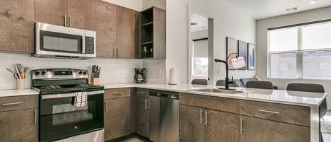 Geladeira, micro-ondas, fogão, cooktop