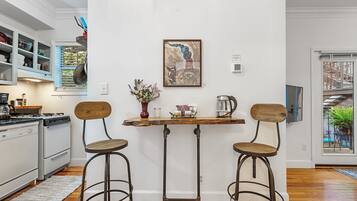 New Orleans Luxury Suite, 1 King Bed, Pets Allowed, Courtyard View | Eigene Küche | Mikrowelle, Wasserkocher mit Kaffee-/Teezubehör, Wasserkocher, Hochstuhl