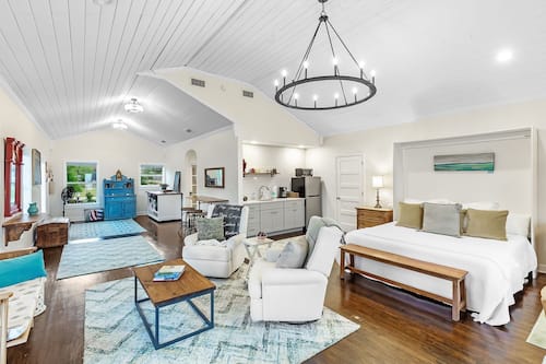 Lotus Luxury Suite, 1 King Bed, Kitchenette, Bay View | Ropa de cama de alta calidad y decoración personalizada