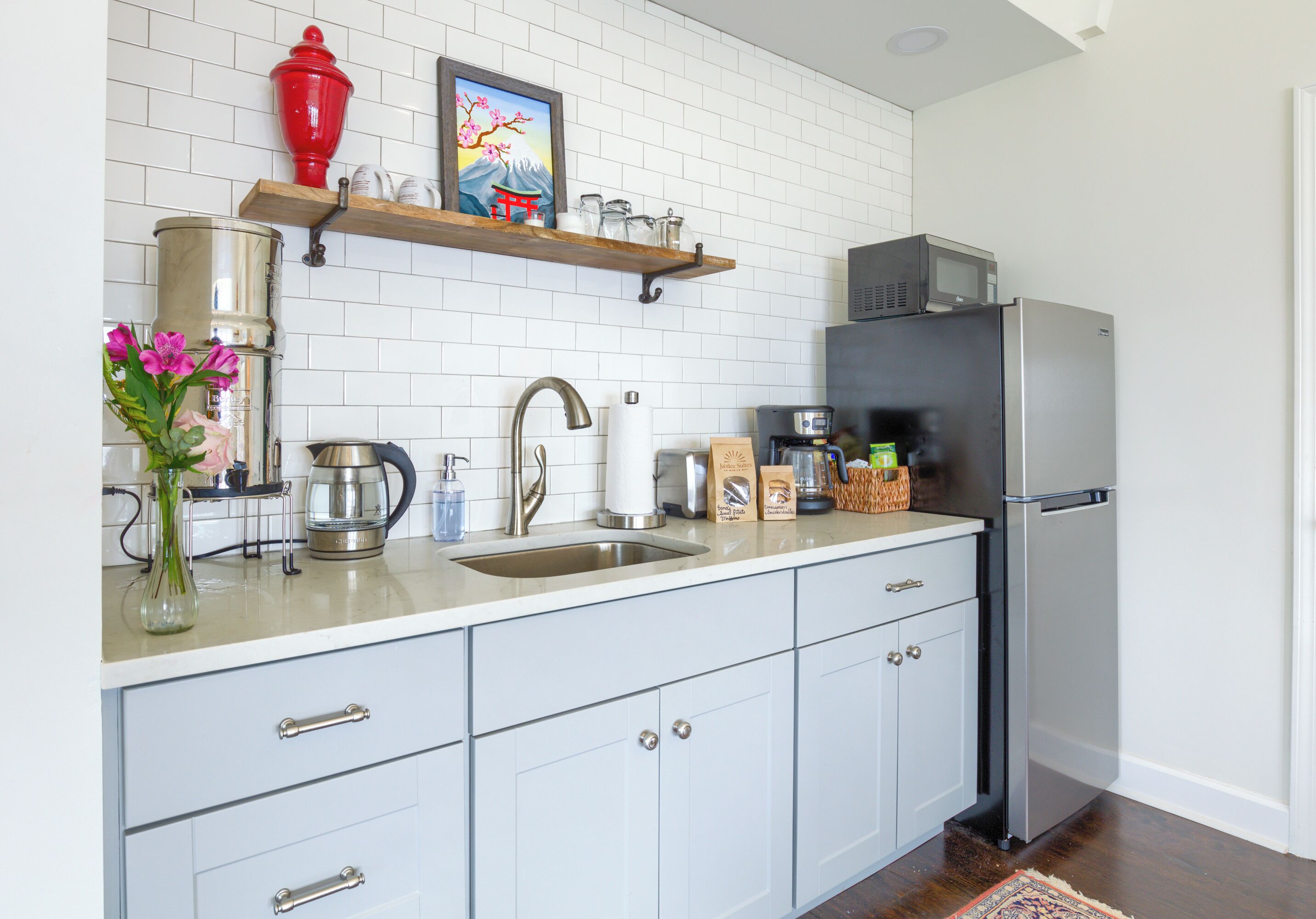 Luxury Suite, 1 King Bed, Kitchenette, Bay View | Private kitchen | Microwave, coffee/tea maker, highchair