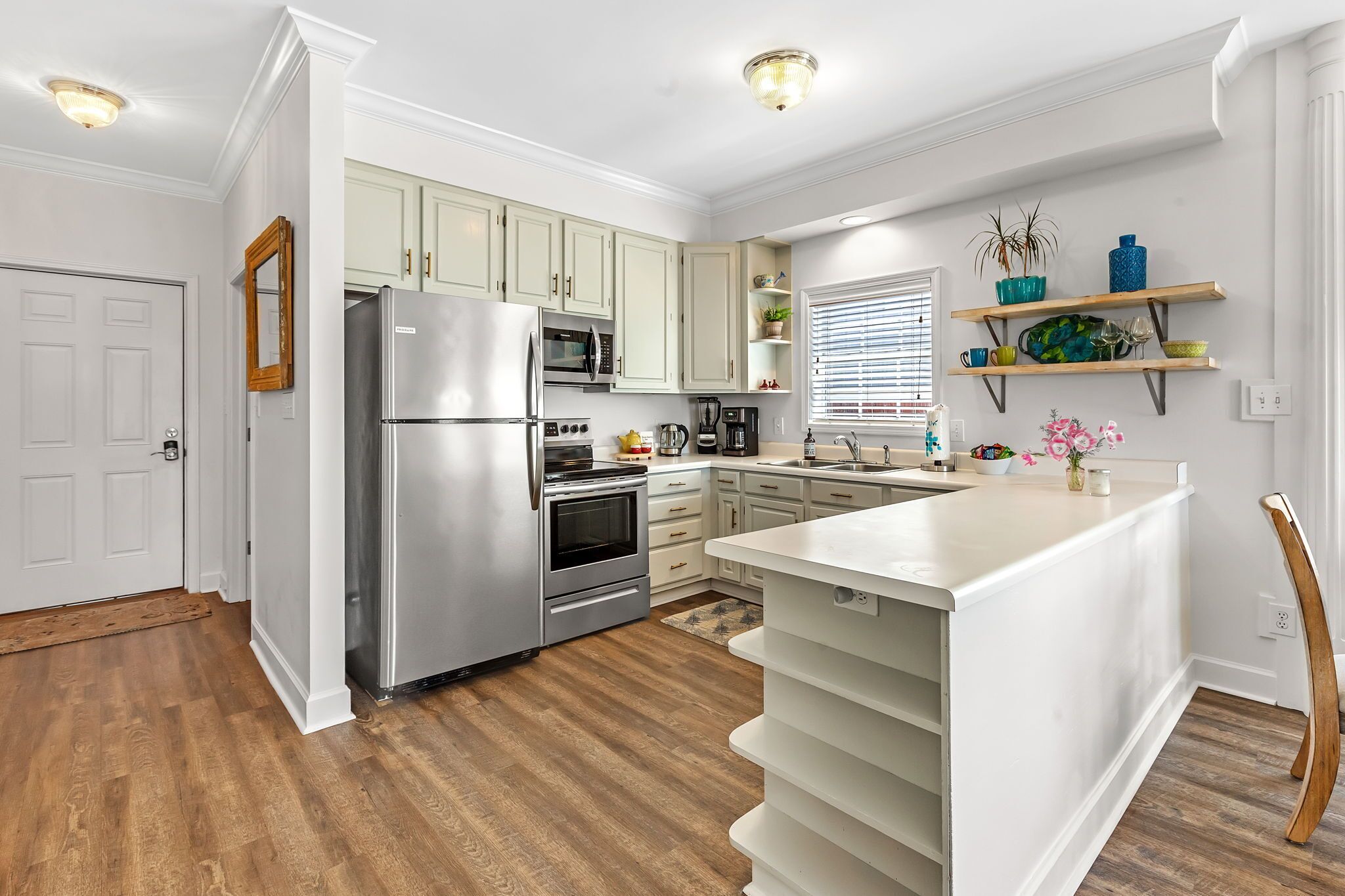 Camellia Luxury Suite, 2 Bedrooms, Non Smoking, Bay View | Private kitchen | Microwave, coffee/tea maker, electric kettle, highchair