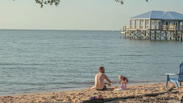 Praia particular, espreguiçadeiras, guarda-sóis, toalhas de praia