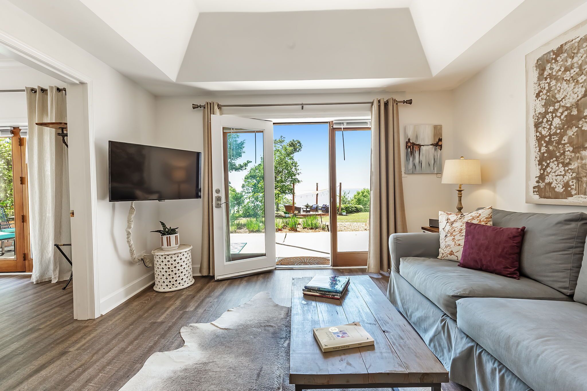 Luxury Suite, 2 Bedrooms, Pets Allowed, Ground Floor | Living area | Toys, books