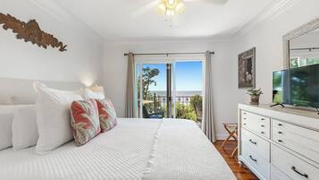 Magnolia Luxury Suite, 1 King Bed, Pets Allowed, Bay View | Individualmente decorados, individualmente mobiliados