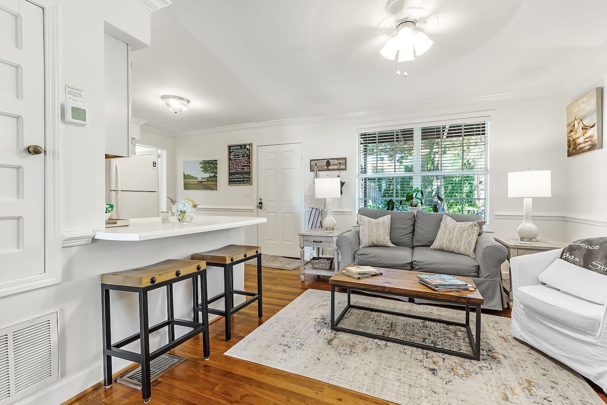 Luxury Suite, 1 King Bed, Pets Allowed, Bay View | Living area | Toys, books