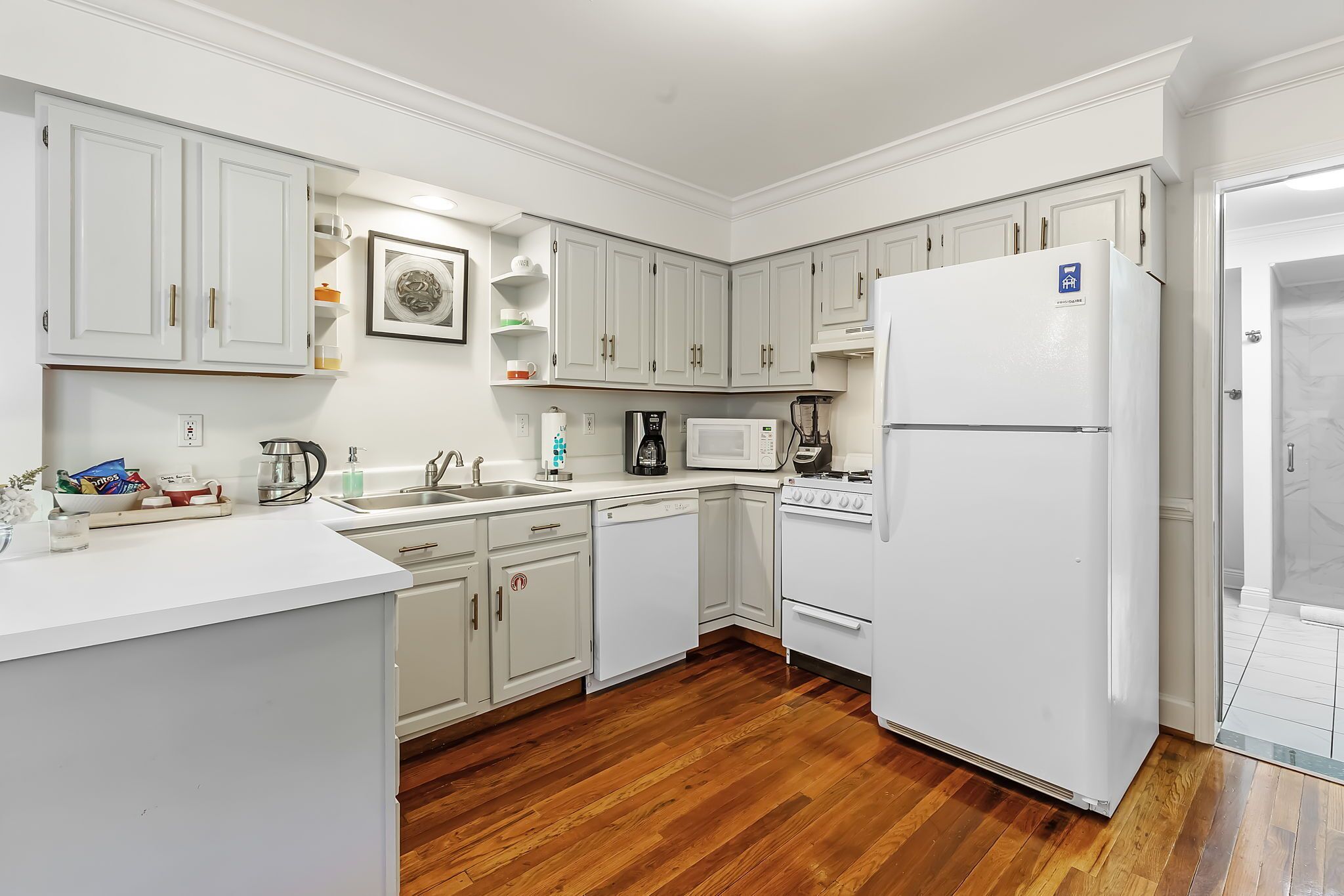 Micro-ondas, cafeteira/chaleira, chaleira elétrica, cadeirão de bebê