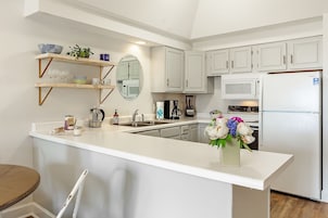 Microondas, cafetera/tetera, silla alta para bebés, utensilios de cocina