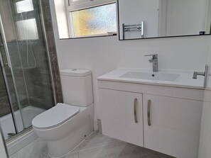 Shower, hair dryer, towels, soap - Triple bedroom - 3 single beds in a shared house (Stretford)