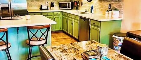 Réfrigérateur, four à micro-ondes, un four, lave-vaisselle