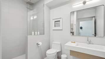 Deluxe King Suite | Baño | Ducha, artículos de higiene personal gratuitos y secador de pelo