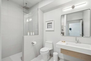 Deluxe King Suite | ห้องน้ำ | ฝักบัว, ของใช้ในห้องน้ำฟรี, ไดร์เป่าผม, ผ้าเช็ดตัว
