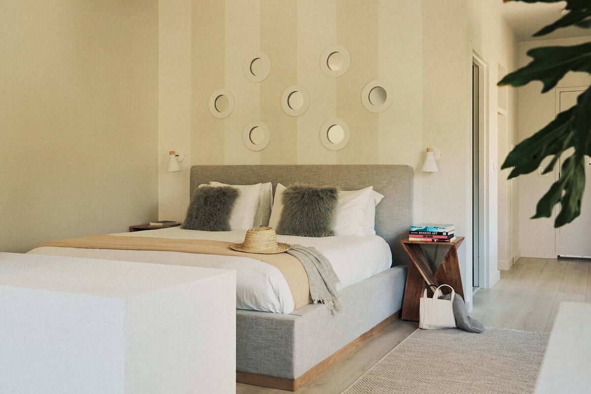 Egyptian cotton sheets, premium bedding, pillowtop beds, in-room safe