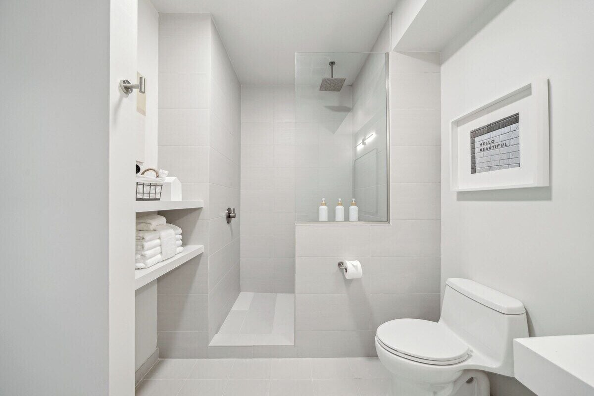 King Suite | Bathroom | Shower, free toiletries, hair dryer, towels