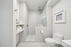 Studio Tiêu chuẩn, 1 giường cỡ king | Phòng tắm | Buồng tắm vòi sen, đồ dùng nhà tắm miễn phí, máy sấy tóc, khăn tắm 