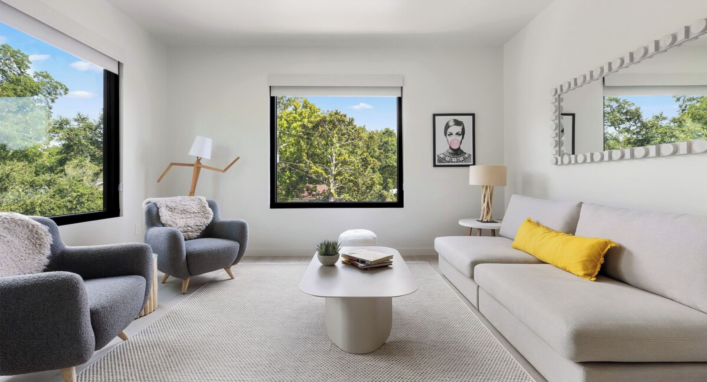 Deluxe King Suite | Khu phòng khách | Smart TV 50-inch có truyền hình kỹ thuật số, Hulu, sách 