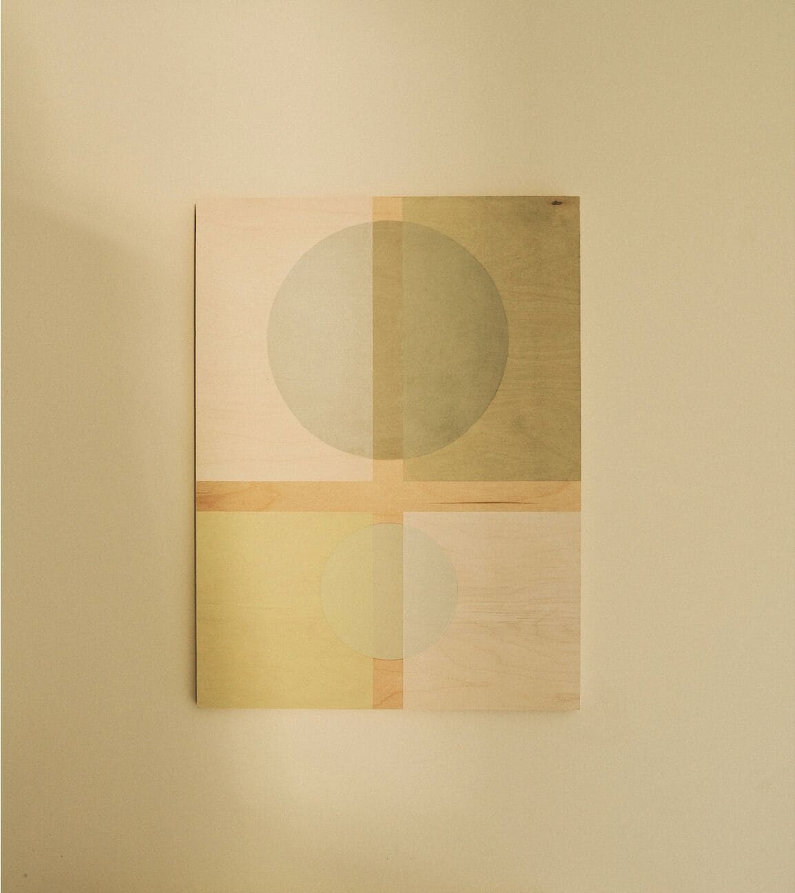 Une œuvre d’art minimaliste caractérisée par des formes géométriques et une palette de couleurs neutres.