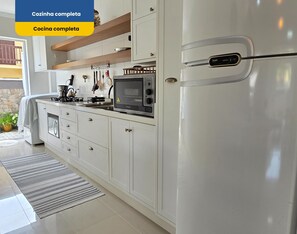 Fridge, microwave, oven, stovetop - Stay in a good location in the city center of Bombinhas. (Bombinhas)