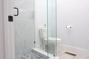 Shower, hair dryer, towels, soap - Luxury Retreat - 7 min walk to subway - Minutes to Downtown (Boston)