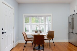Dining - Luxury Retreat - 7 min walk to subway - Minutes to Downtown (Boston)